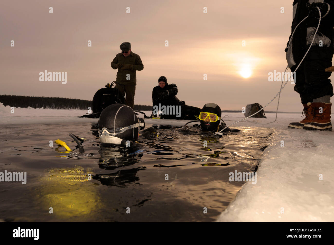 Russia, Circolo Polare Artico Dive Center, circolo polare, subacquei di ghiaccio in corrispondenza del foro Foto Stock