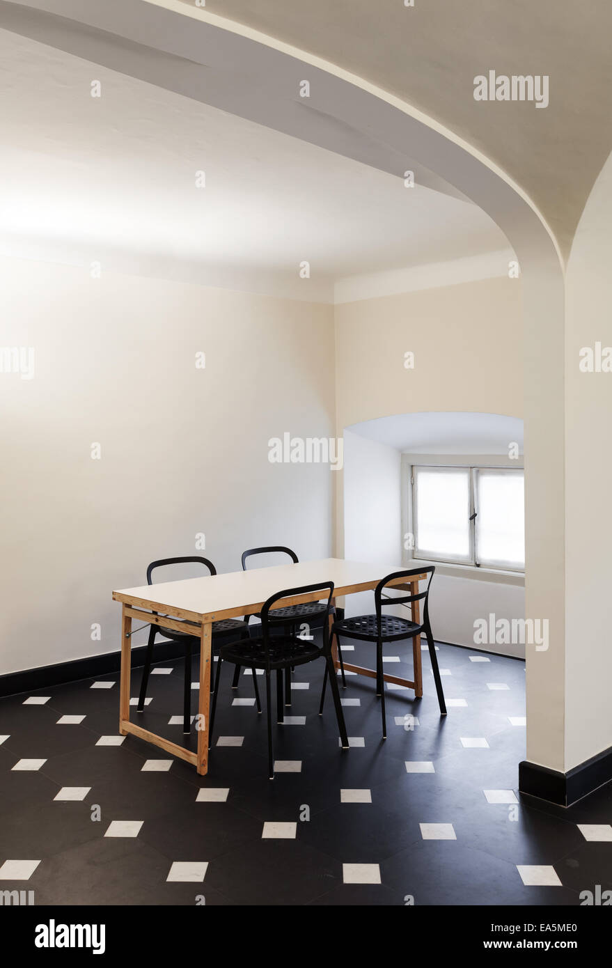 Bella camera interna, tavolo da pranzo con pavimento di marmo Foto Stock