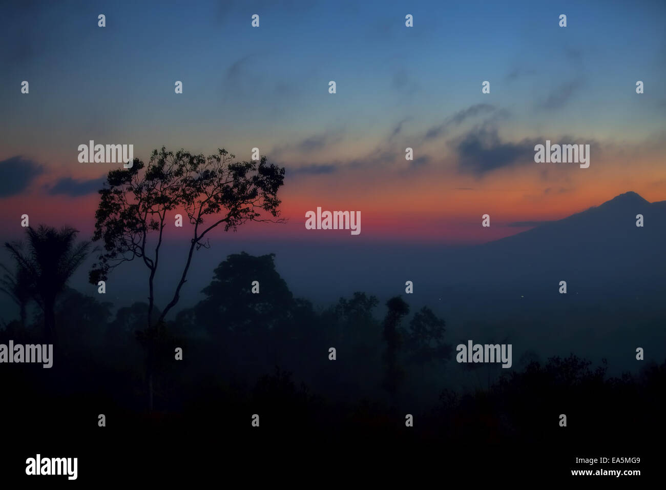 Impostazione di Sun su Bali Foto Stock