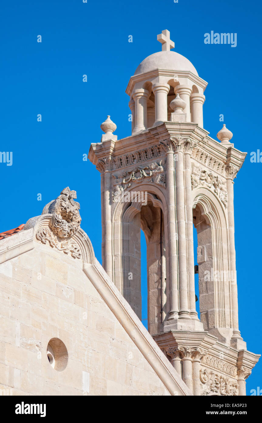 Alto campanile della chiesa di fronte cielo blu. Cipro Foto Stock