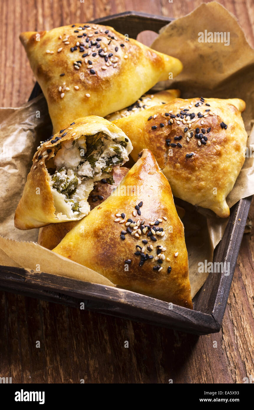 Samosa con formaggio di pecora Foto Stock