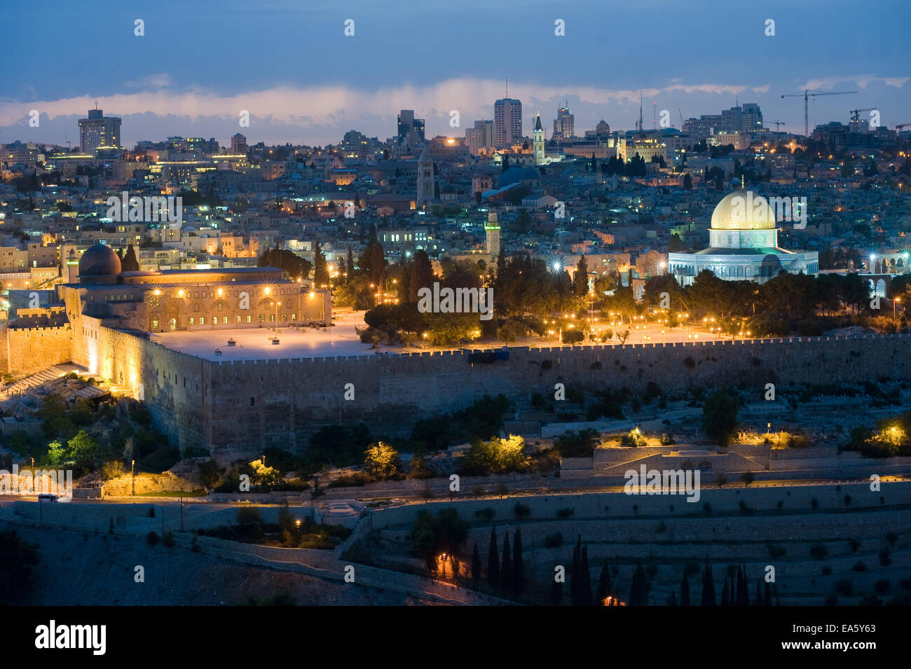 La Cupola della roccia e la al-Aqsa moschea (sinistra) sul monte del tempio nel crepuscolo di Gerusalemme Foto Stock