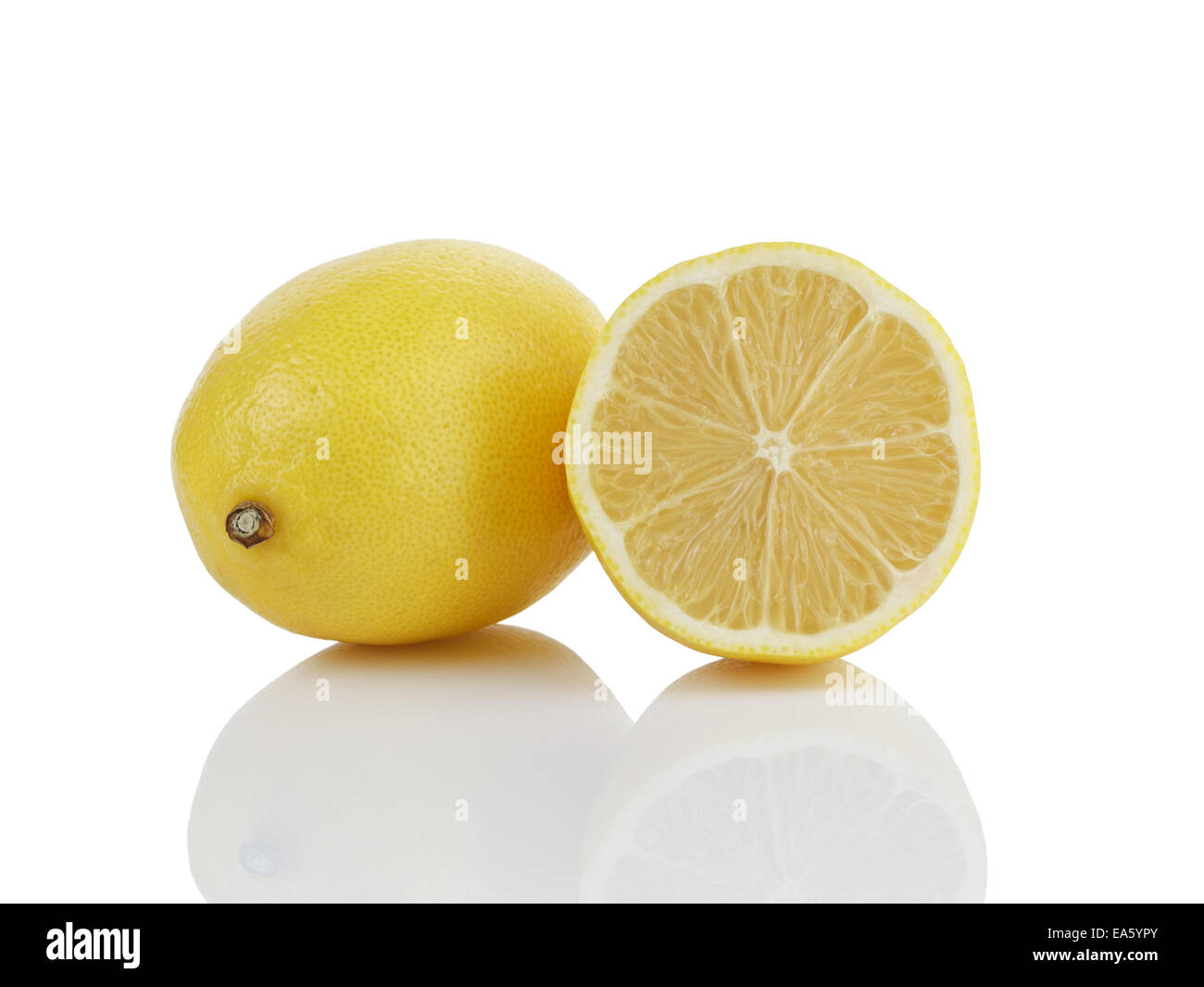 Una volta e mezzo i limoni, isolato su bianco con la riflessione Foto Stock