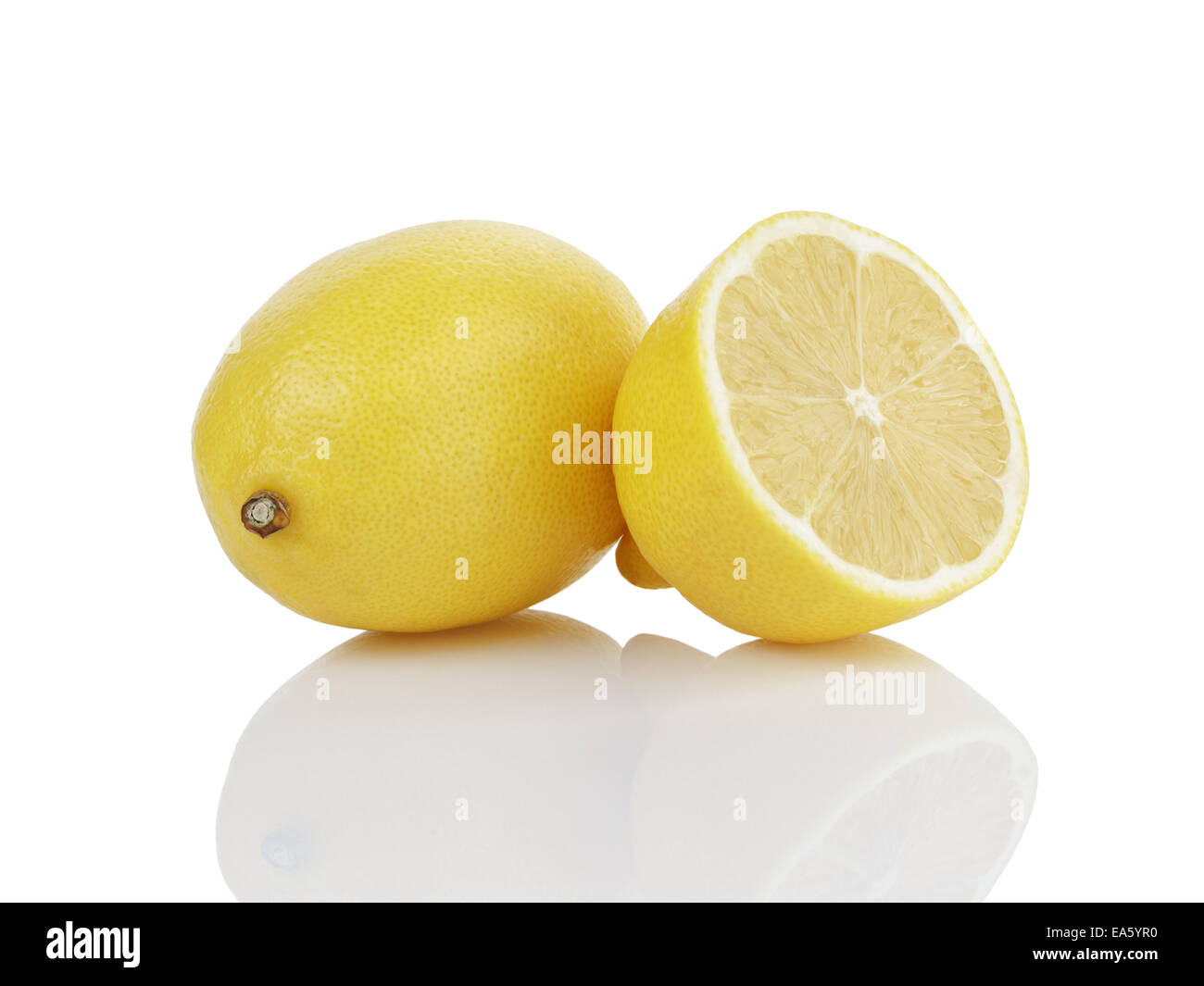 Una volta e mezzo i limoni, isolato su bianco con la riflessione Foto Stock