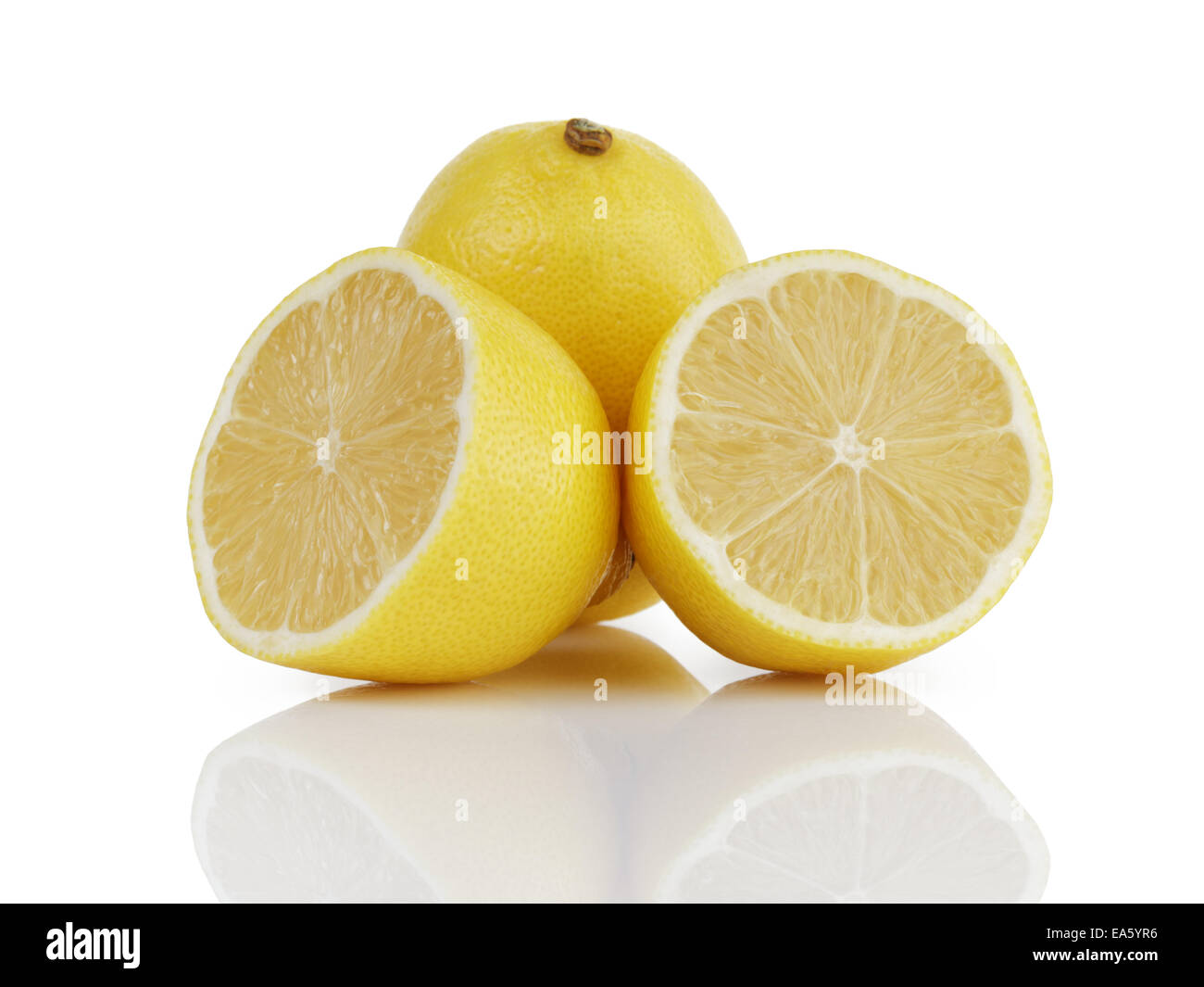 Maturo limoni freschi, isolato su bianco con la riflessione Foto Stock