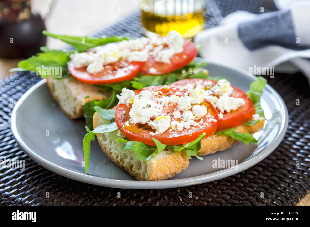 Formaggio feta al pomodoro e rucola su baguette Foto Stock