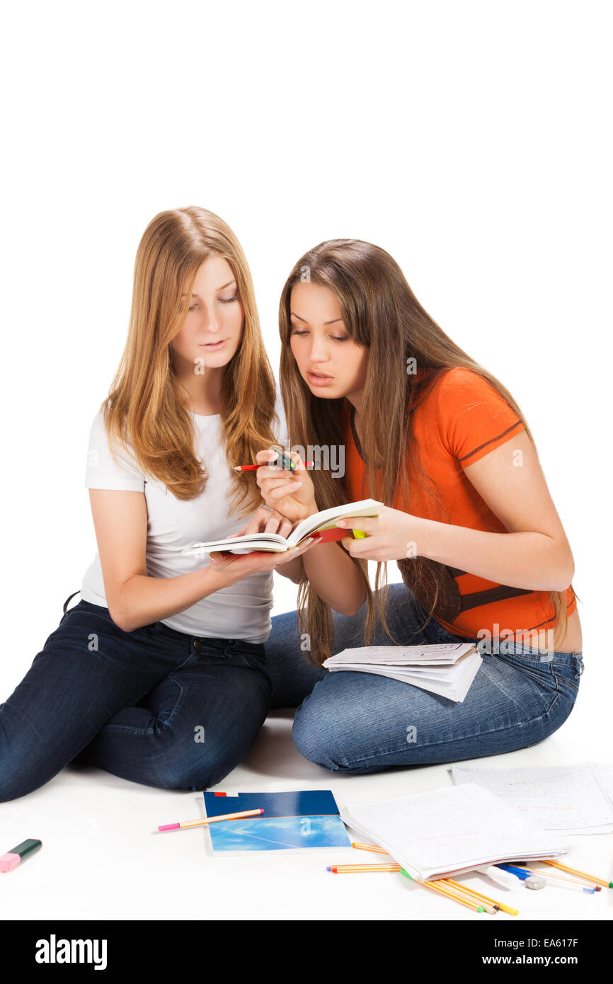Due giovani felici ragazza studenti lavorare sul computer portatile Foto Stock