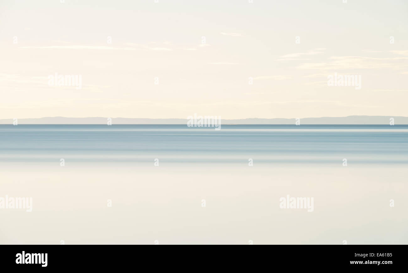 Tranquilla scena di paesaggio in Svezia. Vista del lago Vättern e sky con copia spazio. Foto Stock
