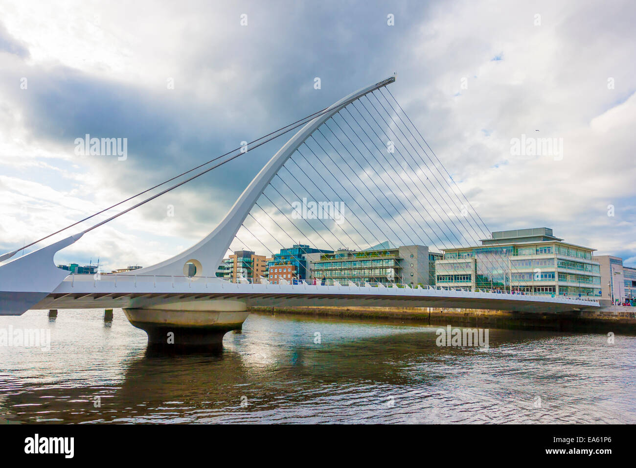Dublino, Irlanda - 01 Giugno 2014: Samuel Beckett Bridge a Dublino in Irlanda il 01 giugno, 2014. Bel ponte appare come un'arpa Foto Stock