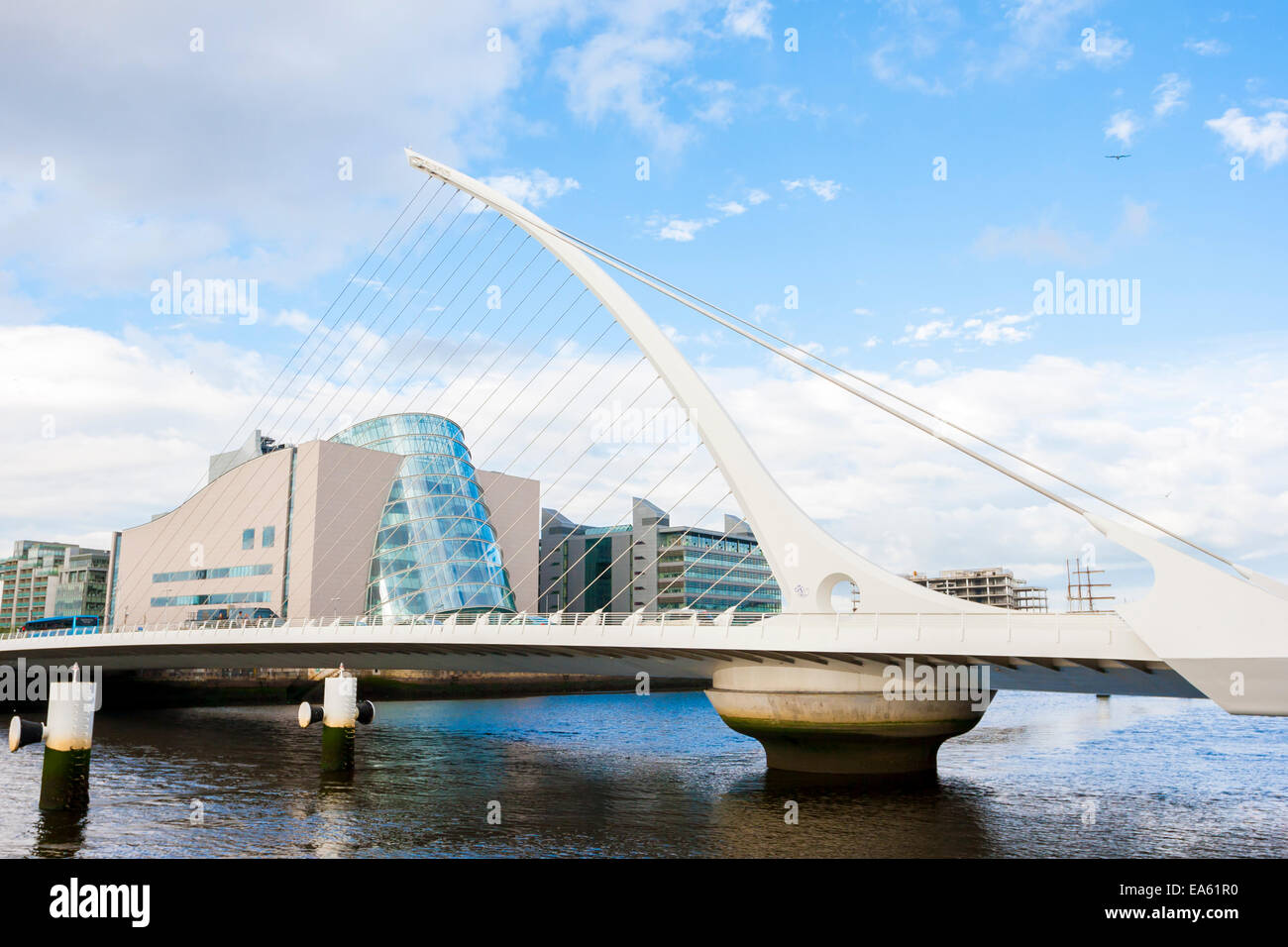 Dublino, Irlanda - 01 Giugno 2014: Samuel Beckett Bridge a Dublino in Irlanda il 01 giugno, 2014. Bel ponte appare come un'arpa Foto Stock