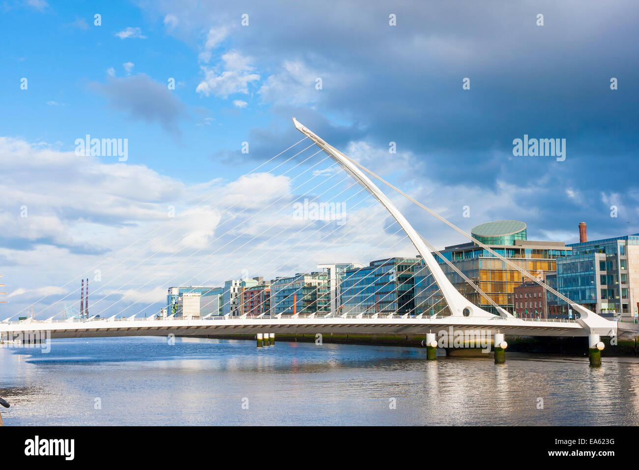 Dublino, Irlanda - 01 Giugno 2014: Samuel Beckett Bridge a Dublino in Irlanda il 01 giugno, 2014. Bel ponte appare come un'arpa Foto Stock