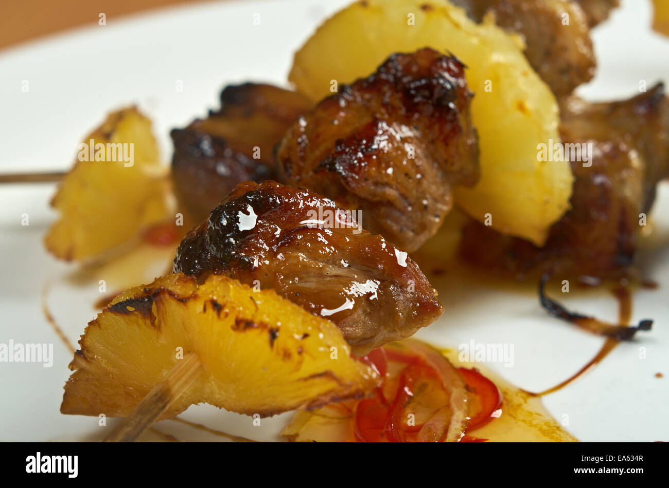 Lo shashlik (shish kebab) .la carne di maiale e ananas Foto Stock