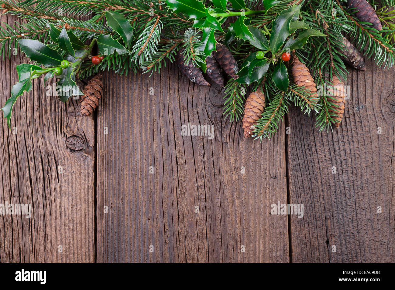 Albero di Natale ramo con coni Fir sopra il vecchio Sfondo di legno Foto Stock