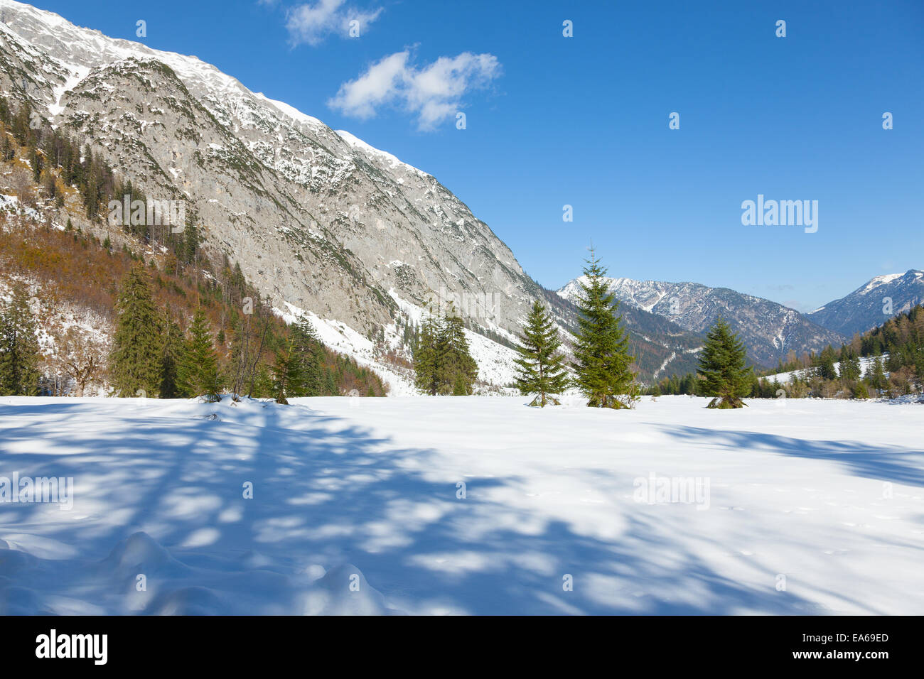 Paesaggio invernale in una valle di montagna.Tirolo, Austria. Foto Stock