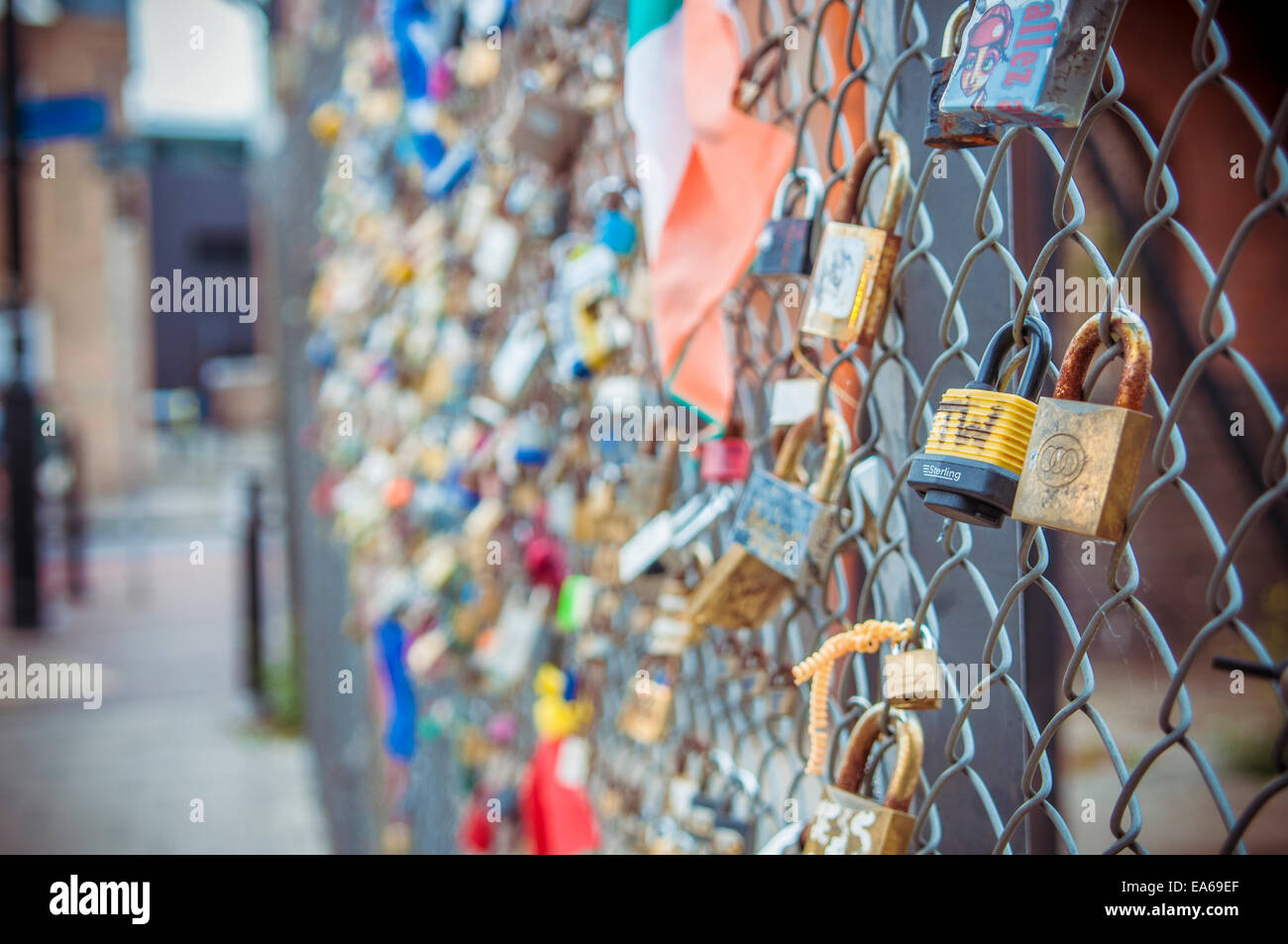 Amore lucchetti attaccata alla recinzione in Shoreditch, London, Regno Unito Foto Stock