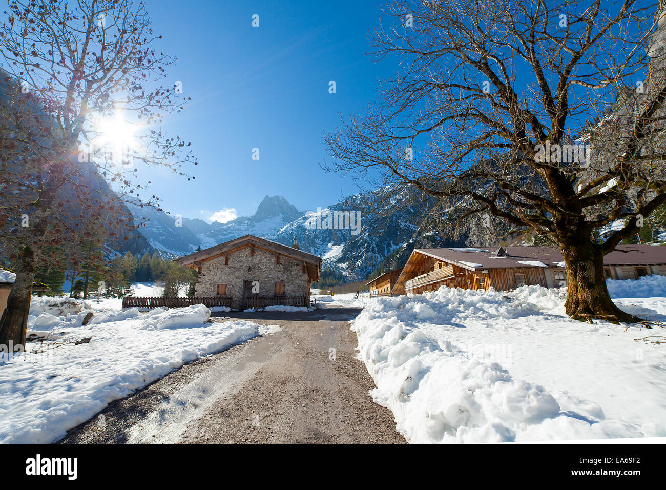 Paesaggio invernale in una valle di montagna con capanne.Tirolo, Austria. Foto Stock
