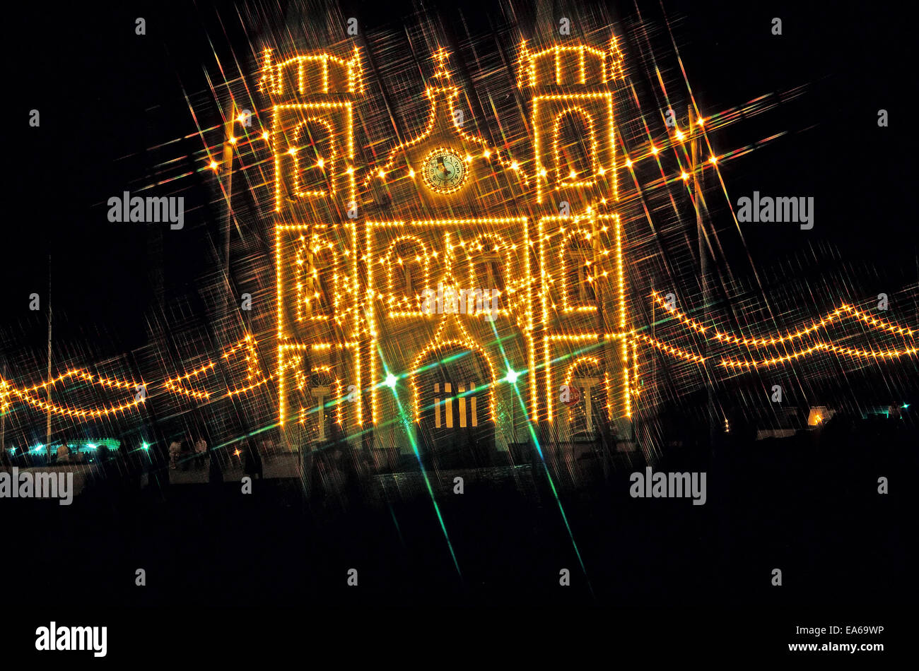 Le luci di Natale sulla chiesa di Santa Maria Madalena a Madalena Villaggio sull isola Pico, Azzorre. Foto Stock