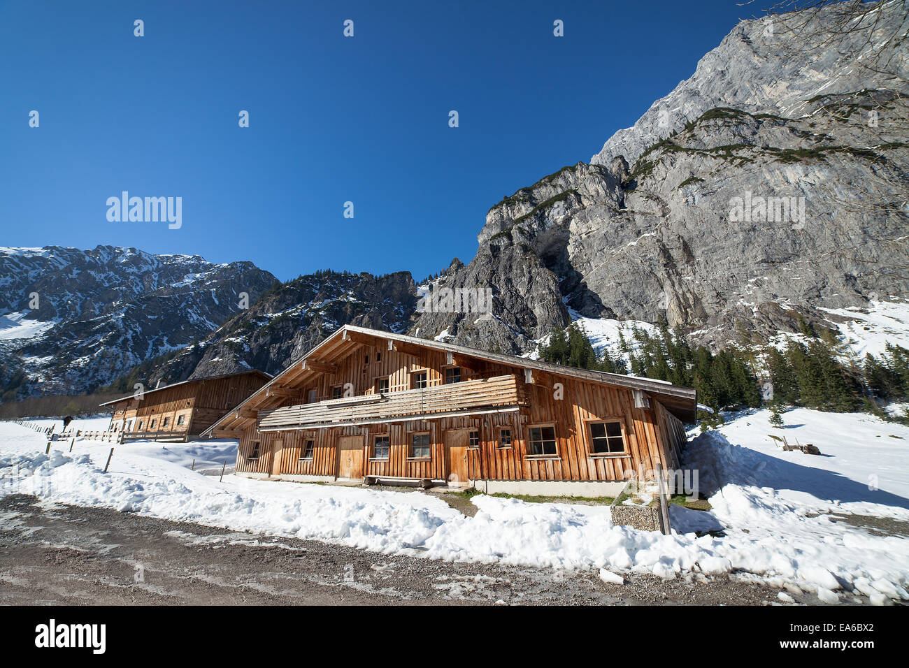 Paesaggio invernale in una valle di montagna con case in legno. Austria, Tirolo. Foto Stock