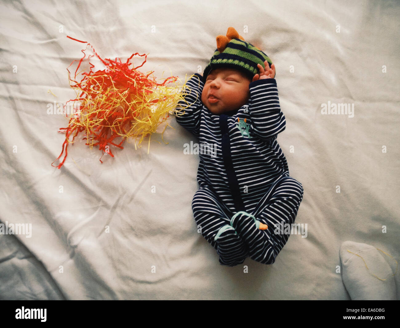 Baby boy rendendo volti Foto Stock