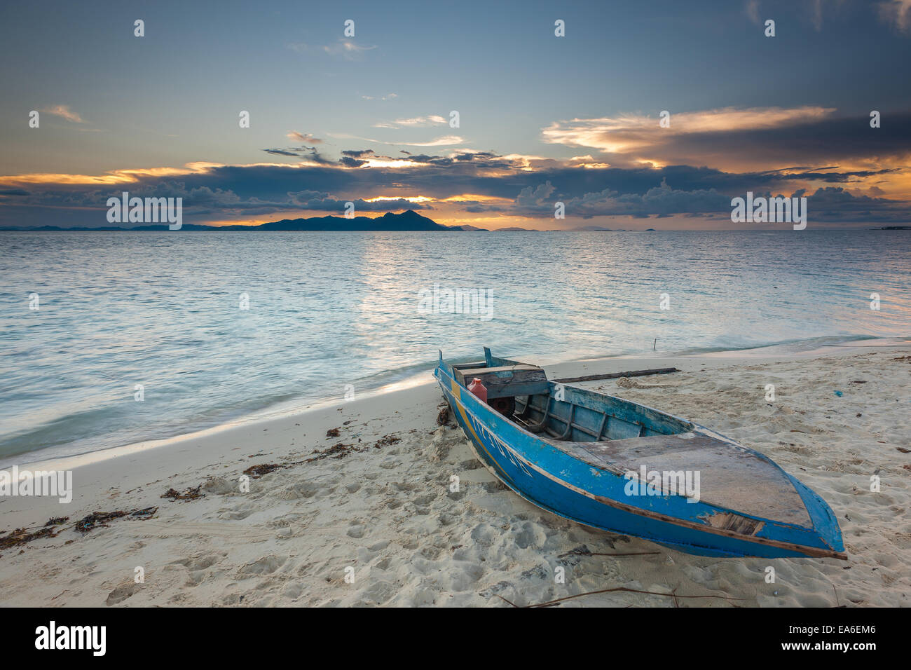 Malaysia Sabah, Sampan sulla spiaggia al tramonto Foto Stock