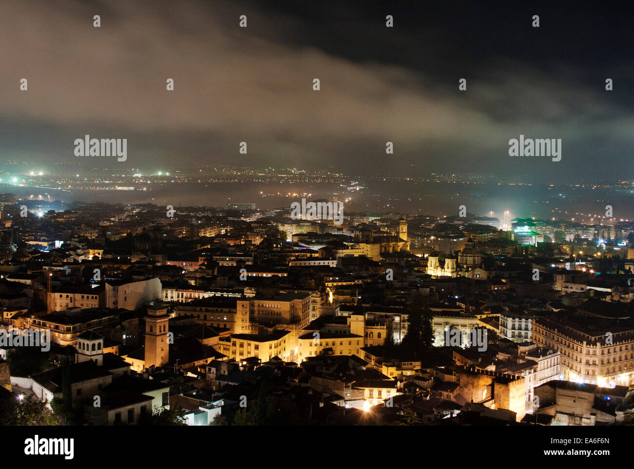 Skyline della città di notte, Granada, Spagna Foto Stock