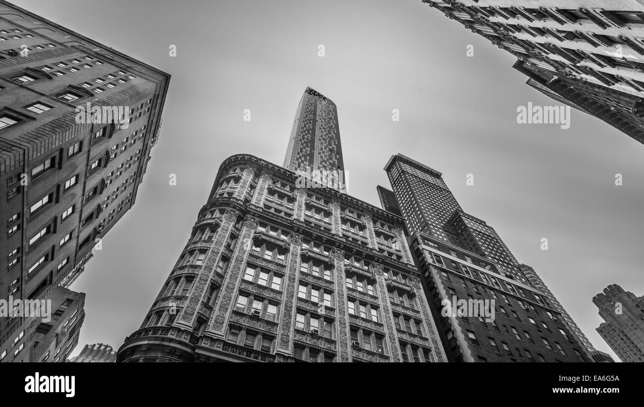 Stati Uniti d'America, nello Stato di New York, New York City, Manhattan, a basso angolo di visione degli edifici Foto Stock