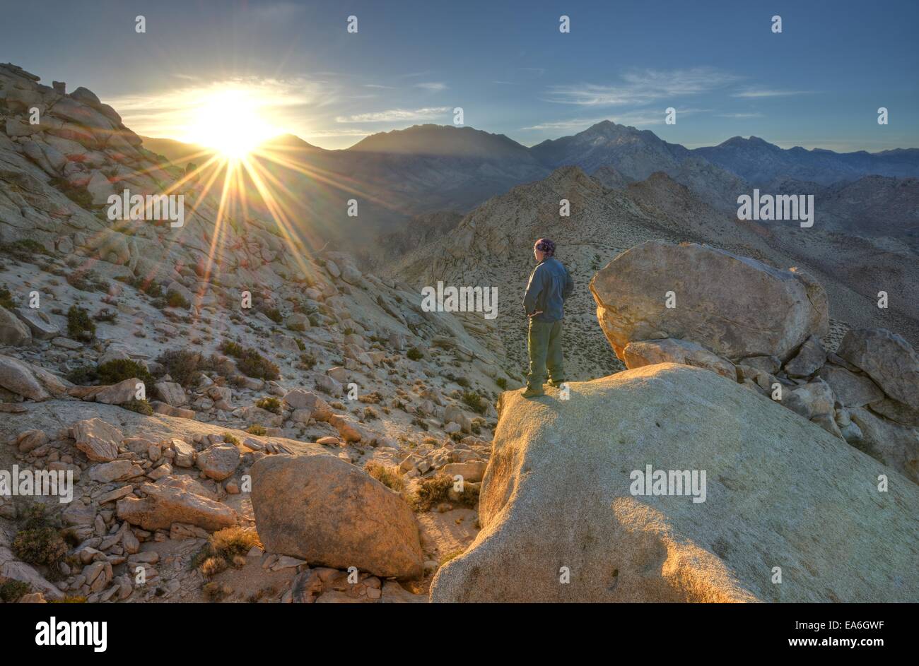 Stati Uniti, California, Escursionista cercando in Sunset al di sotto di cinque dita Foto Stock