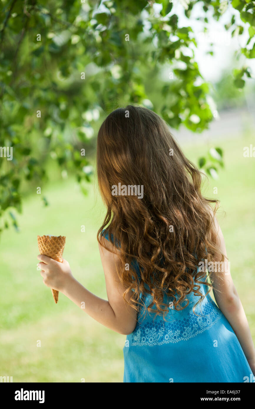 Ragazza a mangiare il gelato Foto Stock
