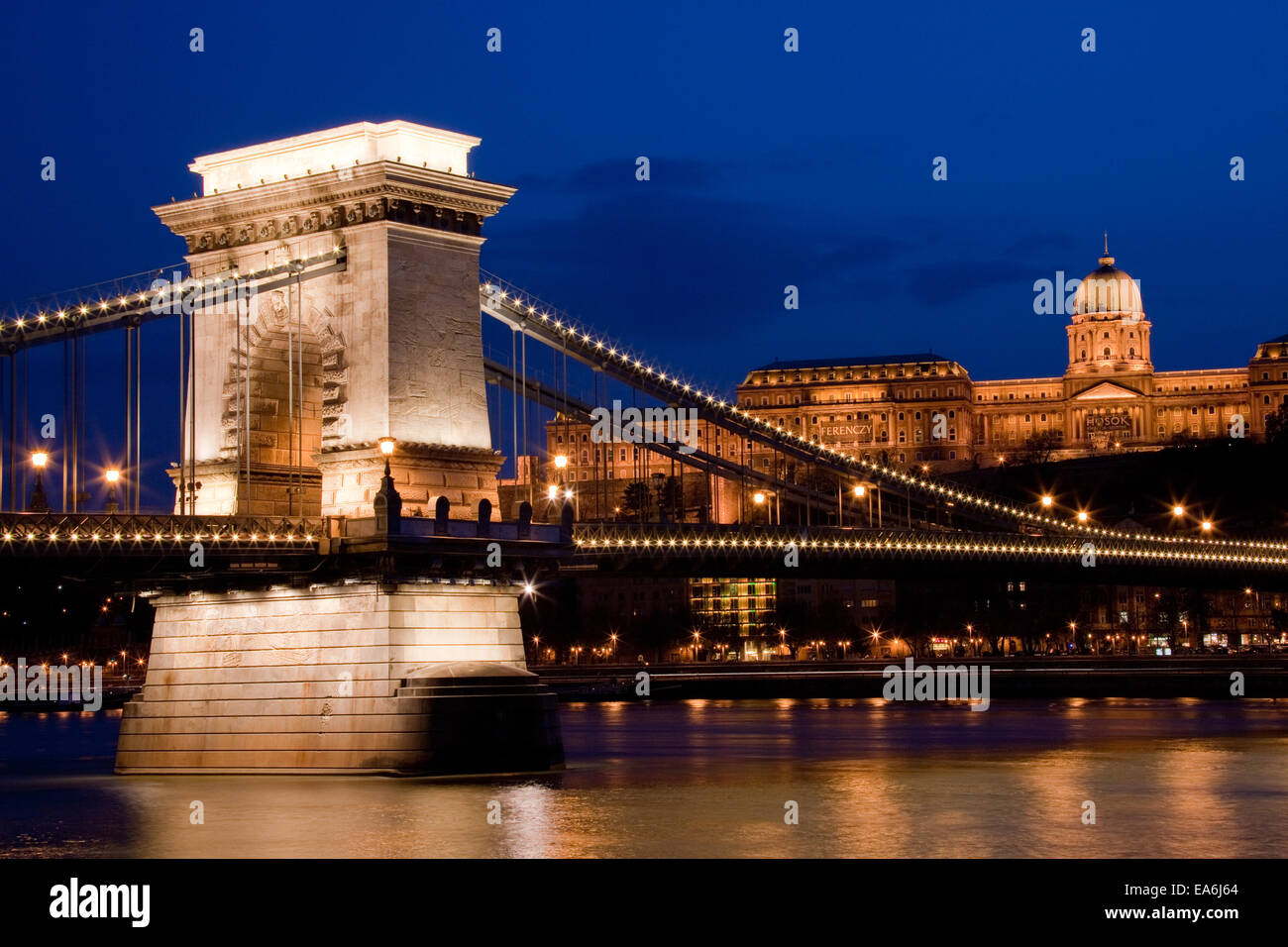 Ungheria, Budapest, il Ponte della Catena illuminata di notte Foto Stock