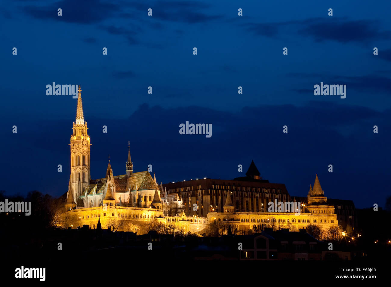 Ungheria, Budapest, la Chiesa di Mattia illuminata di notte Foto Stock