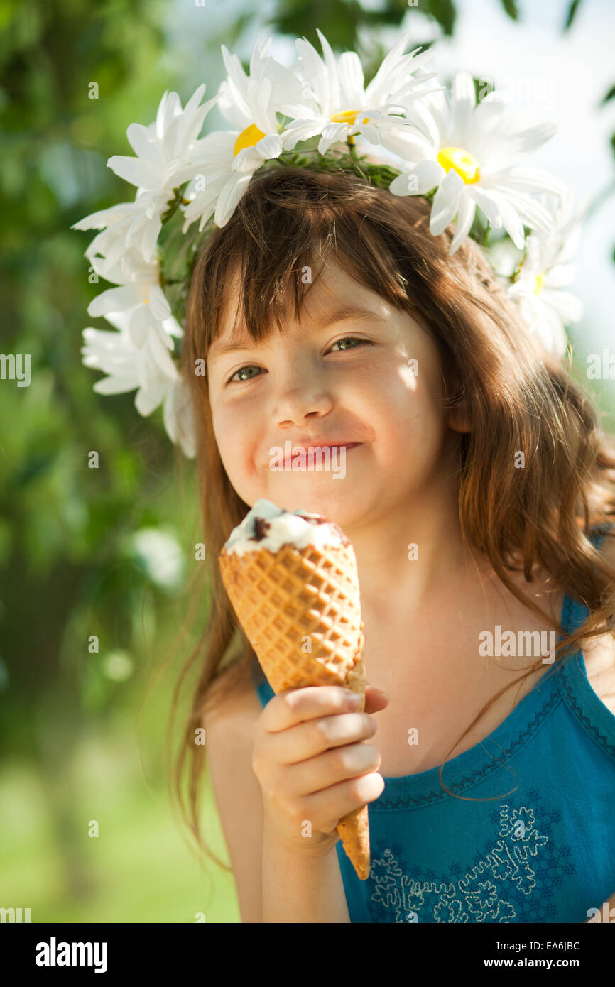 Ragazza a mangiare il gelato Foto Stock