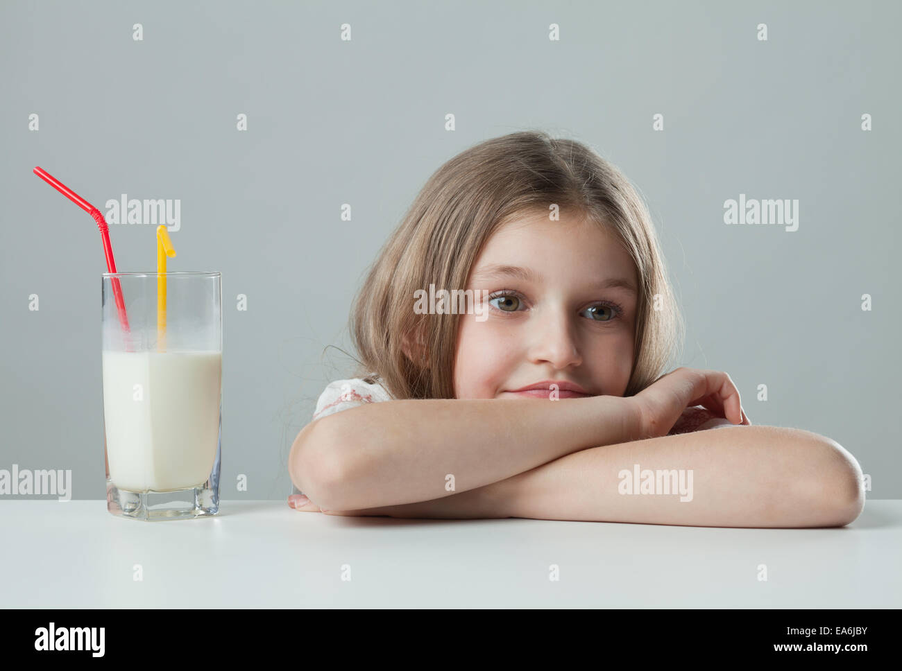 Bambina con un cocktail pensato Foto Stock