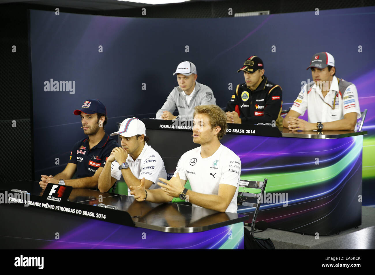 Motorsports: FIA Formula One World Championship 2014, il Gran Premio del Brasile, #25 Jean-Eric Vergne (FRA, la Scuderia Toro Rosso), #19 Felipe Massa (BRA, Williams Martini Racing), #6 Nico Rosberg (GER, Mercedes AMG Petronas Team di F1), #20 Kevin Magnussen (DEN, la McLaren Mercedes), #13 Pastor Maldonado (VEN, Team Lotus F1), #99 Adrian Sutil (GER, Sauber F1 Team), Foto Stock