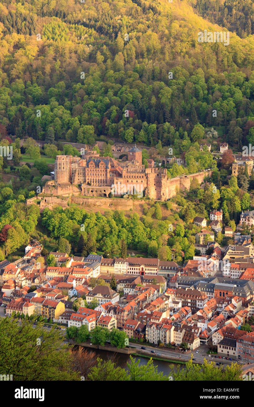Vista di Schloss Heidelberg, (Heidelberg Castle) e la città vecchia di Heidelberg, Germania Foto Stock