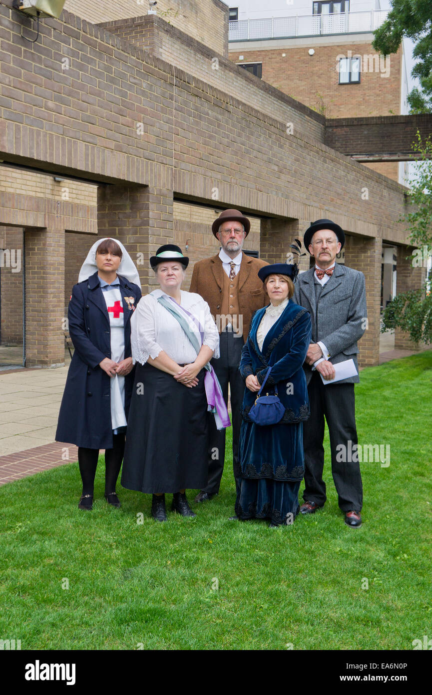 Cinque re-enactors, tre femmine e due maschi, in costume a WW1 evento a Northampton, U&K Foto Stock