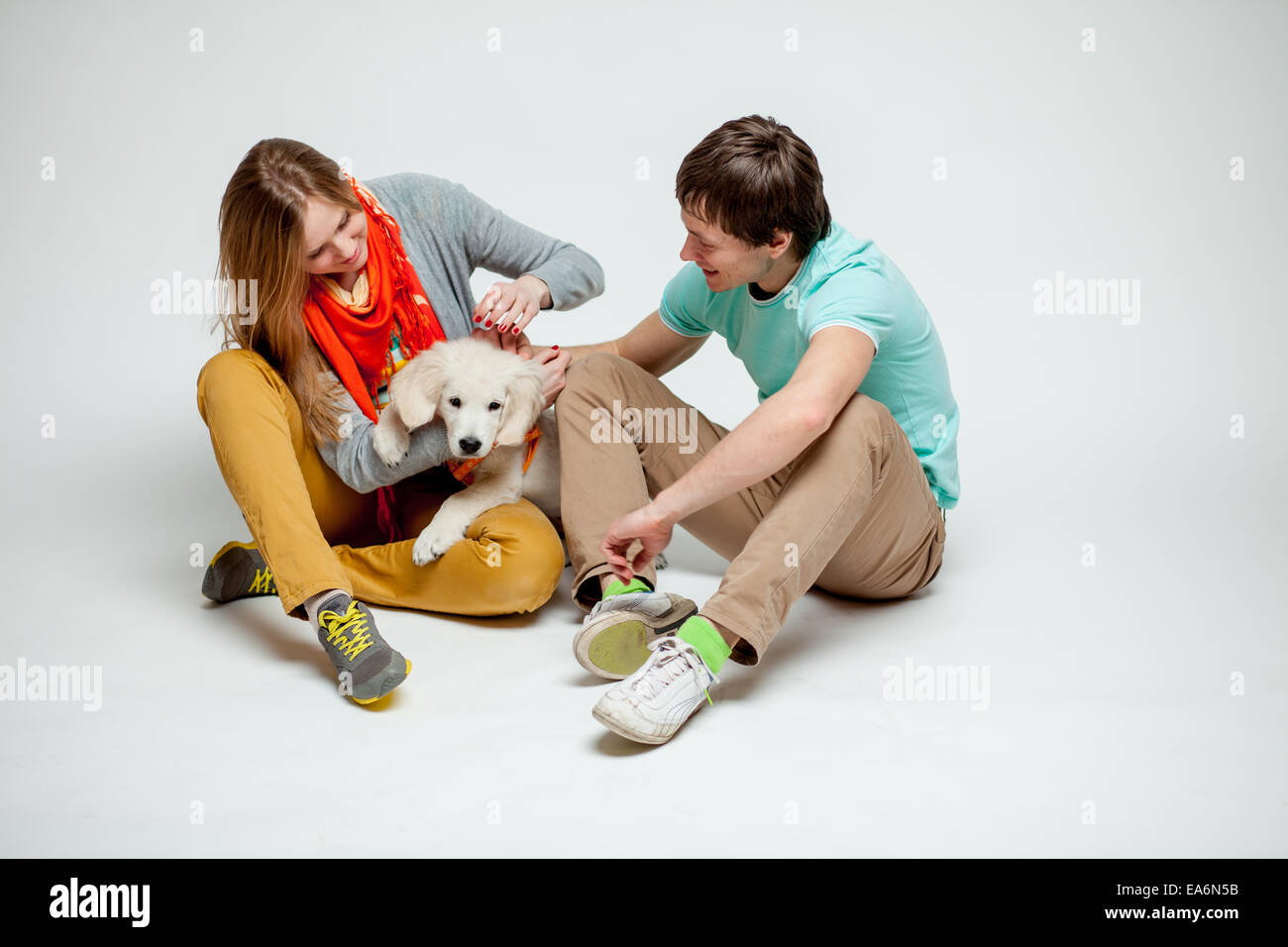 Giovane giocando con un cane Foto Stock