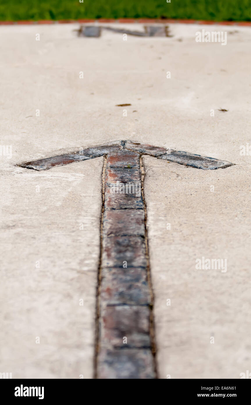 Mattone lastricatore freccia nord bussola Foto Stock