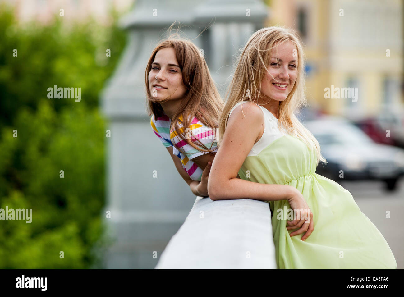 Ragazza sul ponte ingannare Foto Stock