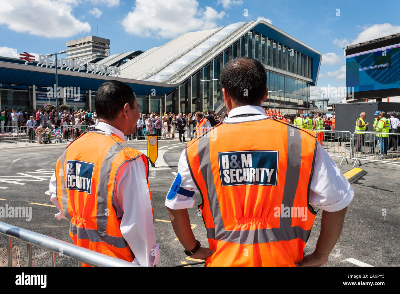Le guardie di sicurezza in corrispondenza di ostacoli come le folle si riuniscono per l'apertura ufficiale della lettura stazione ferroviaria, luglio 2014. Reading, Berkshire. Foto Stock
