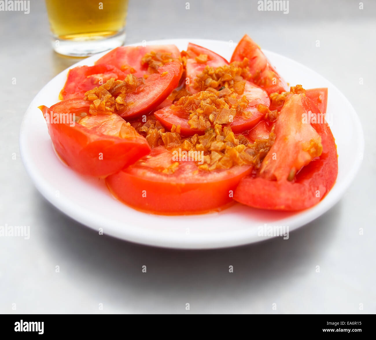 Pomodori con aglio tapa. (Tomate al ajillo) Spagnolo piatto. Foto Stock