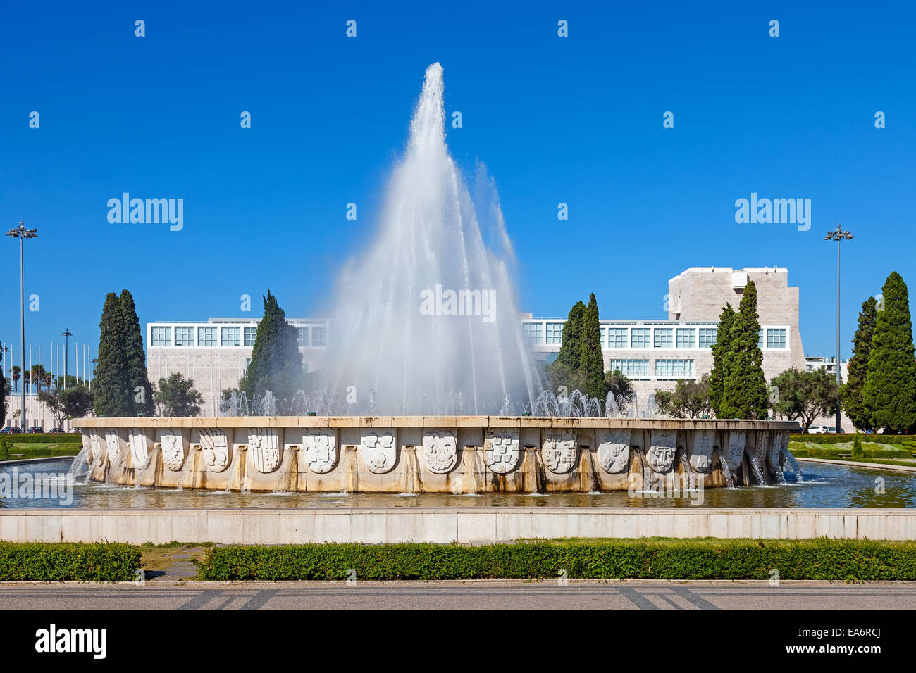 Fontana nel giardino Imperio con il Centro Cultural de Belem - CCB - sullo sfondo di Lisbona, in Portogallo. Foto Stock