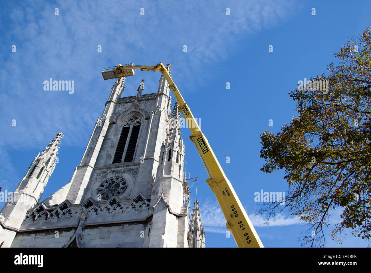 Un alto cherry picker e piattaforma di accesso da lifting manutenzione chiesa di St Peters tower, Brighton Foto Stock