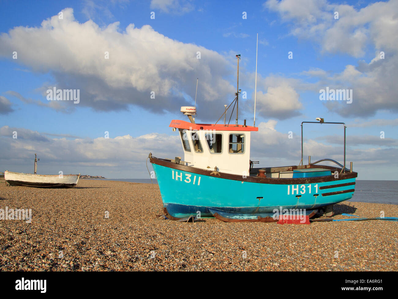 Una barca da pesca sulla spiaggia di Aldeburgh, Suffolk Foto Stock