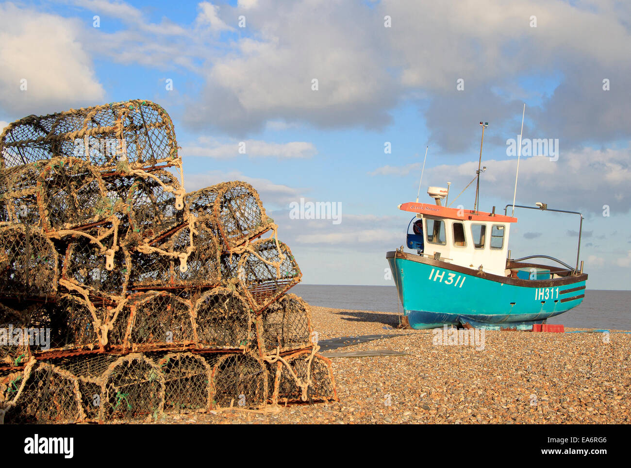 Una barca da pesca e aragosta pentole sulla spiaggia di Aldeburgh, Suffolk Foto Stock