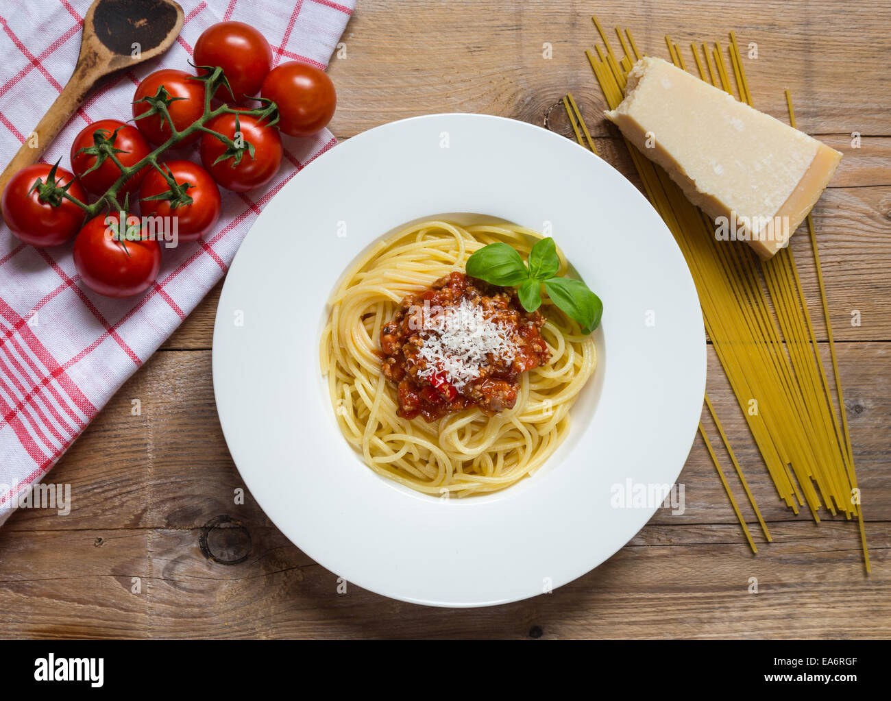 Spaghetti al Ragù di parmigiano e basilico. Foto Stock