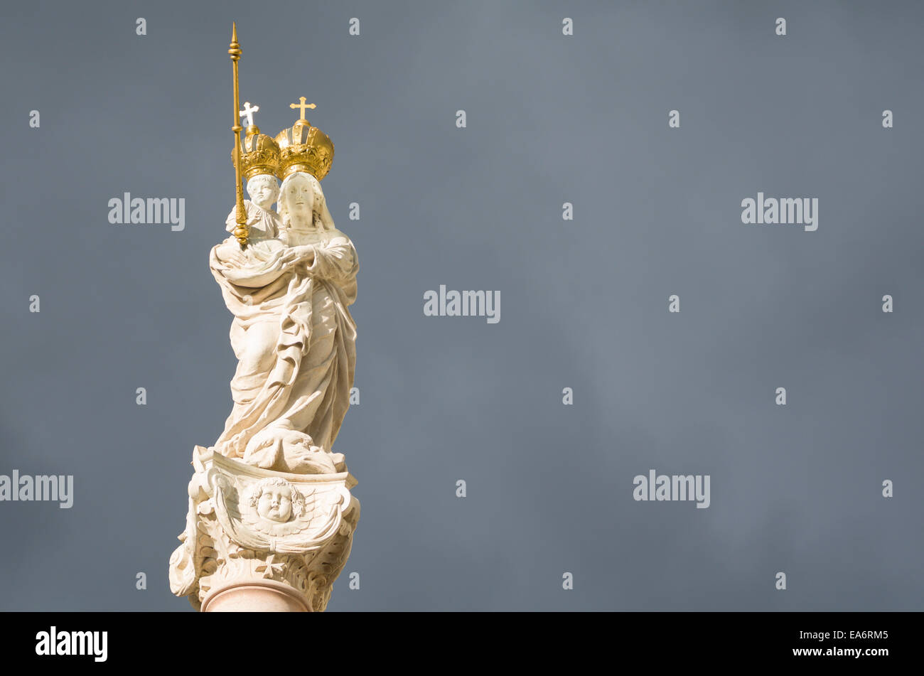 La statua della Vergine Maria e il Bambino Gesù con corone d'oro in orizzontale Foto Stock