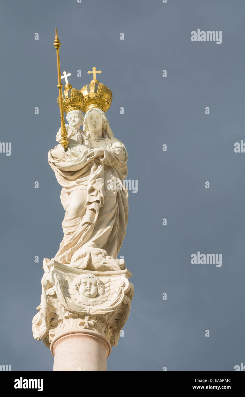 La statua della Vergine Maria e il Bambino Gesù con corone d'oro in verticale Foto Stock