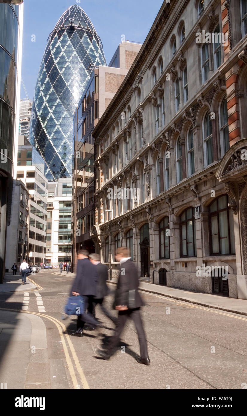 Tre uomini di affari a piedi su Billiter Street nel quartiere finanziario della City di Londra EC3 Foto Stock