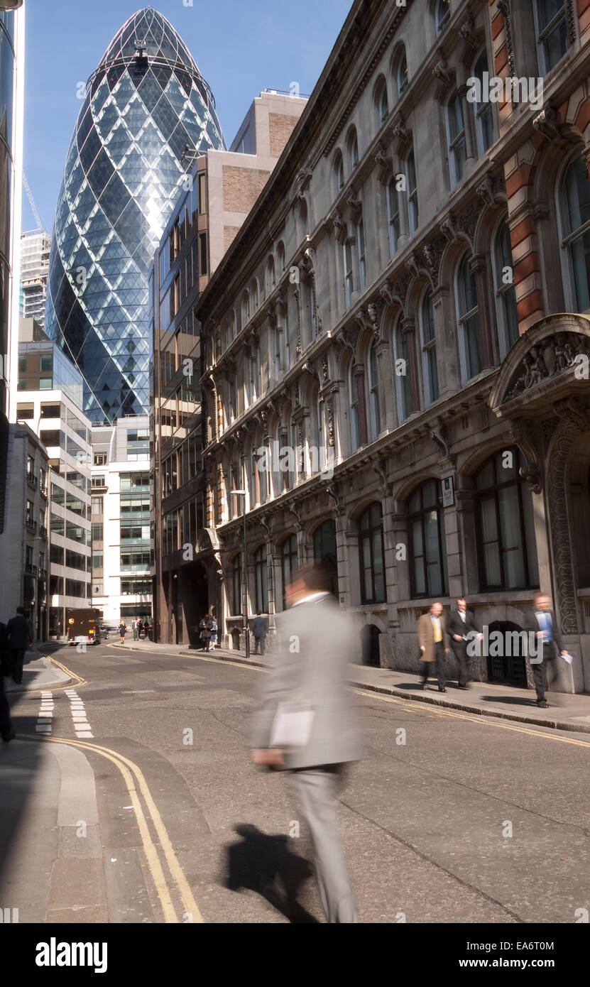 Imprenditori a piedi su Billiter Street nel quartiere finanziario della City di Londra EC3 Foto Stock