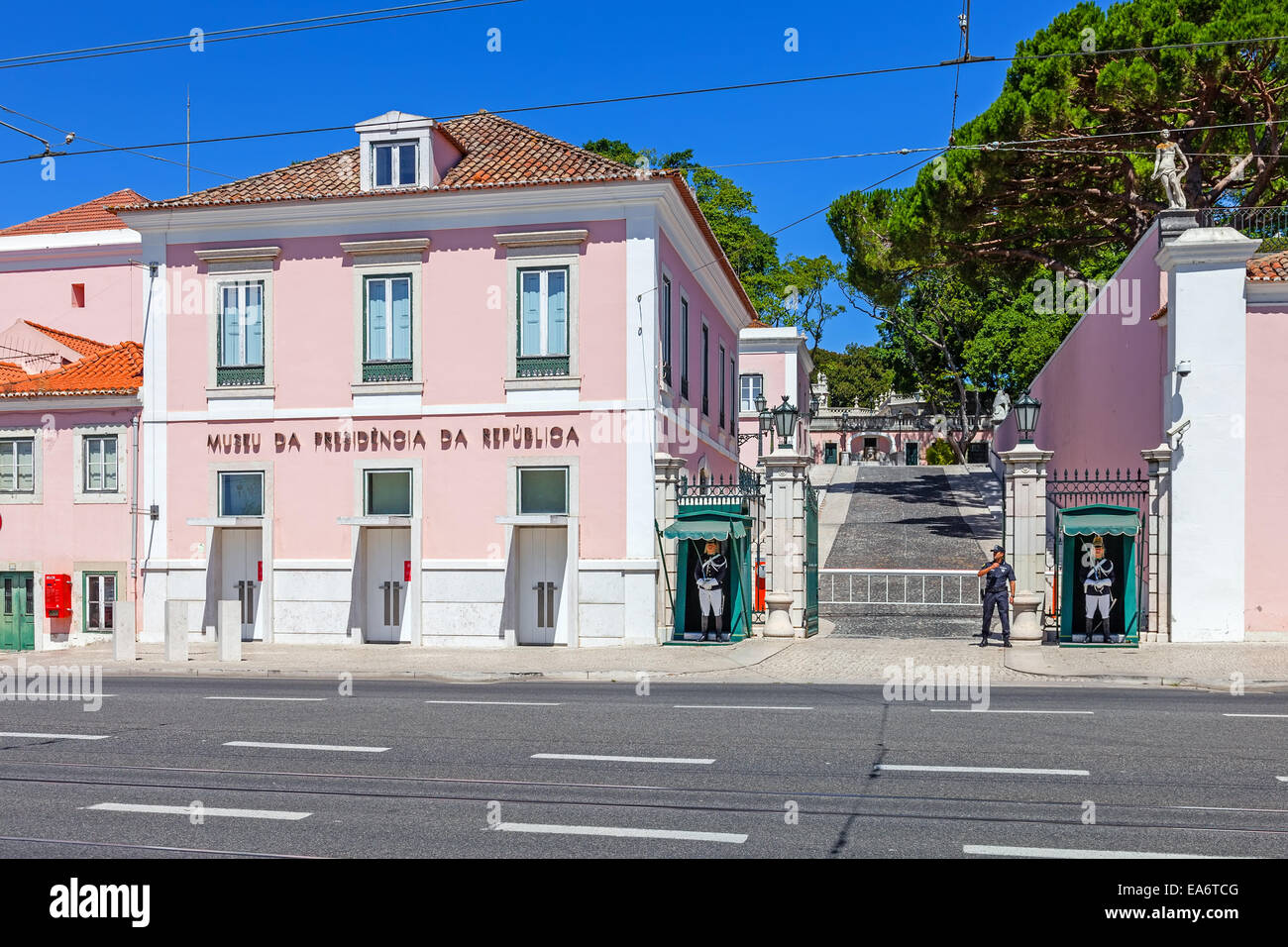Belem Palace - residence per la Repubblica portoghese presidente. Due nazionale guardie repubblicano stand come una guardia d'onore. Foto Stock